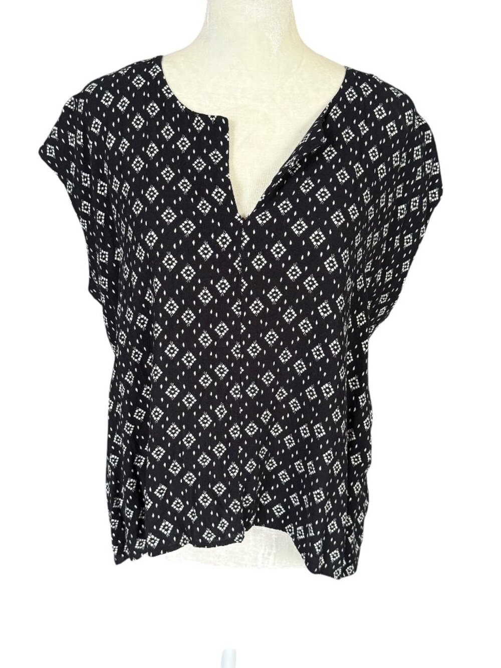 Universal Thread black and white diamond patterned short sleeve pullover top S